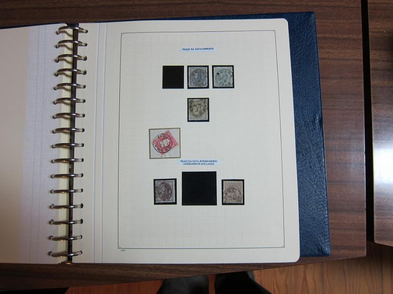 0019 (30).JPG -     Lote:    19      Marcofilia      Lotes Especiais       Descrição:         Portugal. Colecção especializada de carimbos de duplo círculo, tipo 1852, montada em 4 álbuns Lindner, com selos de diversas emissões e cartas, com estudo minucioso de cada marca. Lote a ver.         Lote       Valor Base:     &euro; 2.500,00     Valor Venda:     Retirado     